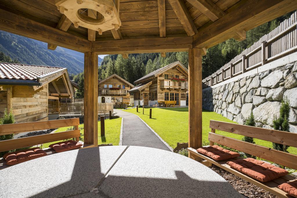 Chalet Wellnesshüttendorf Wiese St. Leonhard im Pitztal